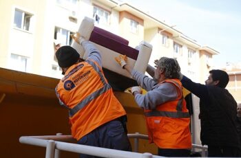 Antalya Büyükşehir sel bölgesindeki vatandaşların yanında