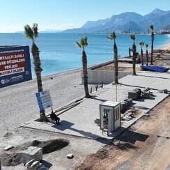 Antalya Konyaaltı Sahili'nde çalışmalar tam gaz