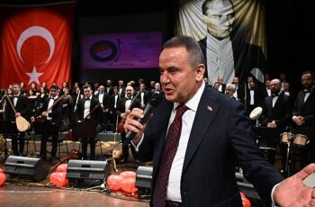 Başkan Böcek Sevda Türküleri konserini izledi