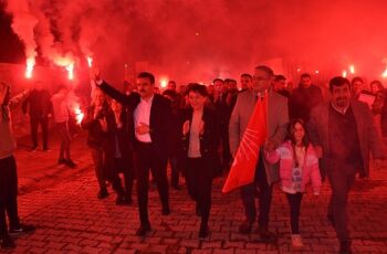 Başkan Kırgöz baba ocağı Salihler'e 1300 araçlı konvoyla çıkarma yaptı