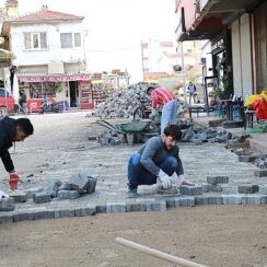 Burhaniye'de Yol İyileştirme Çalışmaları Devam Ediyor