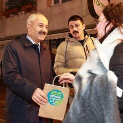 Cumhur İttifakı Adayı Büyükgöz'den İşe Giden Vatandaşlara İkram