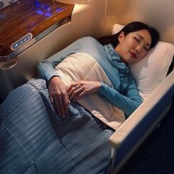 Emirates, Business Class yolcularını uzun uçuşlarda daha rahat ettirecek yeni uçak içi kıyafet setini tanıttı