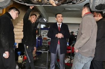 Karaman Belediye Başkanı Savaş Kalaycı, seçim kampanyası kapsamında yeni sanayi sitesindeki temaslarını sürdürdü