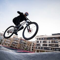 Karşıyaka'da heyecanın adresi Pump Track Bisiklet Parkuru oldu