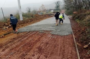 Kartepe Belediyesi Fen İşleri Müdürlüğü'ne bağlı ekipler ilçe genelinde üst yapı çalışmalarına aralıksız devam ediyor