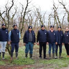 Kemalpaşa'da çiftçilik yapan vatandaşlara, Kemalpaşa Belediye Başkanı Rıdvan Karakayalı tarafından yelek ve bere hediye edildi