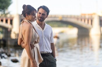 Netflix, Başrollerinde Birkan Sokullu ve Esra Bilgiç'e Yer Veren Romantik Hırsız'ın Fragmanını Paylaştı