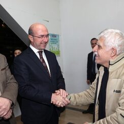 Selçuklu Belediye Başkanı Ahmet Pekyatırmacı, Selçuklu İlçe Müftülüğü'nün, Ebubekir Camii'nde düzenlediği Berat Kandili programında ilçe sakinleriyle kandil bereketine ortak oldu