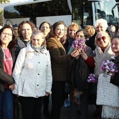 Sığacık Gezisi'ne Katılan Kadınlar Filiz Başkan Tarafından Karşılandı