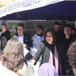 Aydın Büyükşehir Belediye Başkanı Özlem Çerçioğlu, Ata Tohumlarından üretilen fidelerin dağıtımını Efeler'in Kurtuluş Mahallesi'nde kurulan Pazar Pazarı'nda gerçekleştirdi