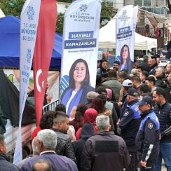 Aydın Büyükşehir Belediye Başkanı Özlem Çerçioğlu, Buharkent'te Ata Tohumlarından üretilen binlerce fidenin dağıtımını yaptı ve Buharkent Pazarı'nı ziyaret etti.