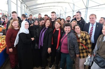 Aydın Büyükşehir Belediye Başkanı Özlem Çerçioğlu, Didim'de Ata Tohumlarından üretilen binlerce fidenin dağıtımını yaptı ve Didim Pazarı'nı ziyaret etti