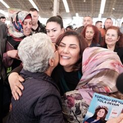 Aydın Büyükşehir Belediye Başkanı Özlem Çerçioğlu, Efeler Kapalı Pazaryeri'nde vatandaşlarla bir araya geldi