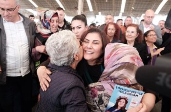 Aydın Büyükşehir Belediye Başkanı Özlem Çerçioğlu, Efeler Kapalı Pazaryeri'nde vatandaşlarla bir araya geldi