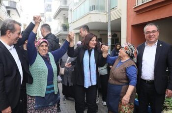 Aydın Büyükşehir Belediye Başkanı Özlem Çerçioğlu, Efeler'de kurulan Çarşamba Pazarı'nı ziyaret etti