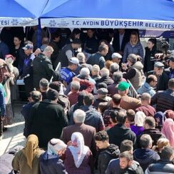 Aydın Büyükşehir Belediye Başkanı Özlem Çerçioğlu, İncirliova'da Ata Tohumlarından üretilen binlerce fidenin dağıtımını yaptı ve esnafla bir araya geldi