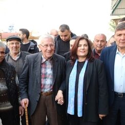 Aydın Büyükşehir Belediye Başkanı Özlem Çerçioğlu, Sultanhisar ilçesinde Ata Tohumlarından üretilen fidelerin dağıtımını gerçekleştirdi ve pazar esnafıyla buluştu