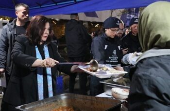 Aydın Büyükşehir Belediyesi tarafından kurulan iftar sofraları binlerce Aydınlıyı bir araya getirmeye devam ediyor