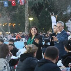 Aydın Büyükşehir Belediyesi'nin kurduğu geleneksel iftar sofraları, binlerce Aydınlıyı bir araya getirmeye devam ediyor