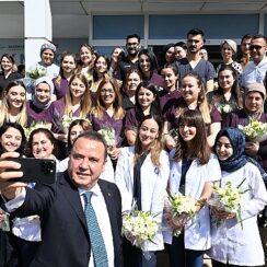 Başkan Böcek, sağlık çalışanlarının 14 Mart Tıp Bayramı'nı kutladı