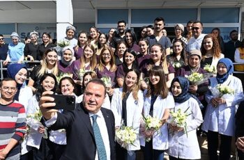 Başkan Böcek, sağlık çalışanlarının 14 Mart Tıp Bayramı'nı kutladı