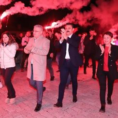 Başkan Kırgöz'e Dede Ocağı Kıratlı'da Zeybek Sürprizi