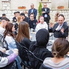 Başkan Soyer, Buca'da 24 saat yaşayan kütüphanede gençlerle buluştu