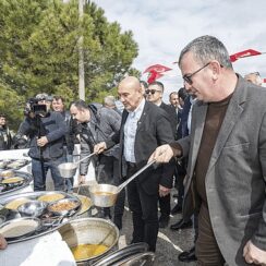 Başkan Soyer Dede Bayırı Hayrı'nda lokma dağıttı