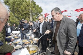 Başkan Soyer Dede Bayırı Hayrı'nda lokma dağıttı