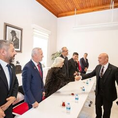 Başkan Soyer, şehit aileleri ve gazi derneklerinin temsilcilerini ağırladı  “Sizler için ne yapsak az, ne yapsak eksik