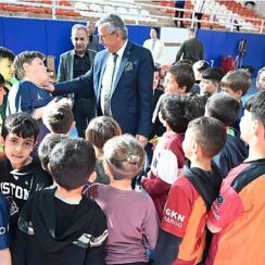 Başkan Topaloğlu, Spor Salonu'nda öğrencileri ziyaret etti