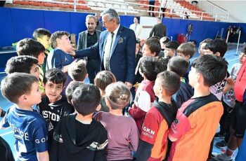 Başkan Topaloğlu, Spor Salonu'nda öğrencileri ziyaret etti