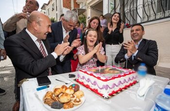 Başkan Tunç Soyer'den Dilan'a doğum günü sürprizi