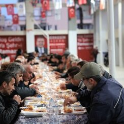 Büyükşehir Belediyesi Atatürk Spor Salonu'nda iftar sofrası kurdu