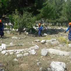 Büyükşehir'den Bayram Öncesi Mezarlık Temizliği