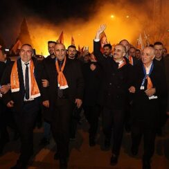 Çiftçi'den miting gibi açık hava toplantısı