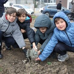 Çocuklar gelecek için fidan dikti