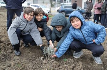 Çocuklar gelecek için fidan dikti