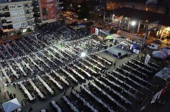 Efes Selçuk Belediyesi Ramazan ayının ilk gününde iftar sofrası kurarak toplumsal dayanışma örneği gösterdi