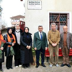 Erol Ölmez'den sağlıkçılara karanfil