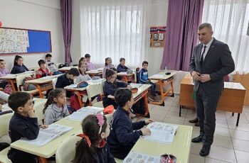 Gölcük Belediye Başkanı Ali Yıldırım Sezer, Piri Reis İlkokulu 3. sınıf öğrencilerinin; belediye başkanı ile mülakat ödevi sorularını cevapladı