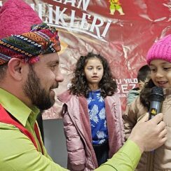 Gölcük Belediyesi her yıl geleneksel hale getirdiği Ramazan akşamları etkinliklerini, bu yıl da hem şehir merkezinde hem de köylerde çocuklarla buluşturmaya devam ediyor