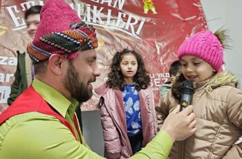 Gölcük Belediyesi her yıl geleneksel hale getirdiği Ramazan akşamları etkinliklerini, bu yıl da hem şehir merkezinde hem de köylerde çocuklarla buluşturmaya devam ediyor