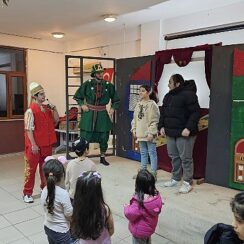 Gölcük Belediyesi tarafından düzenlenen “Ramazan Ayı Çocuk Şenliği"; Ulaşlı Gençlik Merkezi'nde çocuklara eğlence dolu bir akşam yaşattı