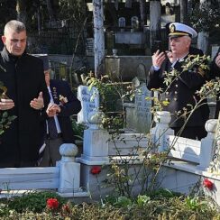 Gölcük'te 18 Mart Şehitler Günü ve Çanakkale Deniz Zaferi'nin 109. yıl dönümü nedeniyle, Atatürk Anıtı'na çelenk sunma töreni düzenlendi. Etkinlikler kapsamında şehitler dualarla anıldı