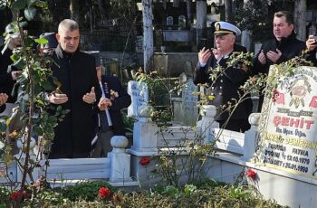 Gölcük'te 18 Mart Şehitler Günü ve Çanakkale Deniz Zaferi'nin 109. yıl dönümü nedeniyle, Atatürk Anıtı'na çelenk sunma töreni düzenlendi. Etkinlikler kapsamında şehitler dualarla anıldı