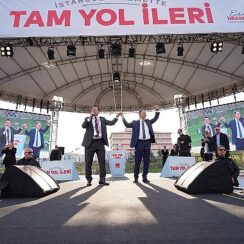 İstanbul Büyükşehir Belediye (İBB) Başkanı Ekrem İmamoğlu, Beylikdüzü Belediye Başkanı Mehmet Murat Çalık ile Beylikdüzü'nde halkla buluştu