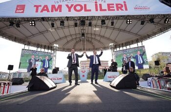 İstanbul Büyükşehir Belediye (İBB) Başkanı Ekrem İmamoğlu, Beylikdüzü Belediye Başkanı Mehmet Murat Çalık ile Beylikdüzü'nde halkla buluştu