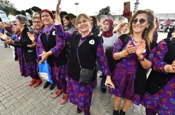 İzmir'de festival havasında Kadınlar Günü kutlaması “Bugün olmadığında eşitliği sağladık diyeceğiz"